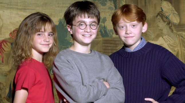 WARNER BROTHERS CONFIRM THAT DANIEL RADCLIFFE WILL PLAY HARRY POTTER IN THE UPCOMING FILM...Young actor Daniel Radcliffe(C) has been named as the young actor who will play Harry Potter, in the upcoming film adaptation of the popular books by J.K Rowling with newcomers Rupert Grint (R) and Emma Watson taking on the roles of Ron and Hermione, Harry s best friends at Hogwarts, Warner Bros. Pictures announced August 21, 2000. Radcliffe, Grint and Watson are seen in this undated publicity photograph from Warner Bros. REUTERS/Warner Bros....I...ENT PRO